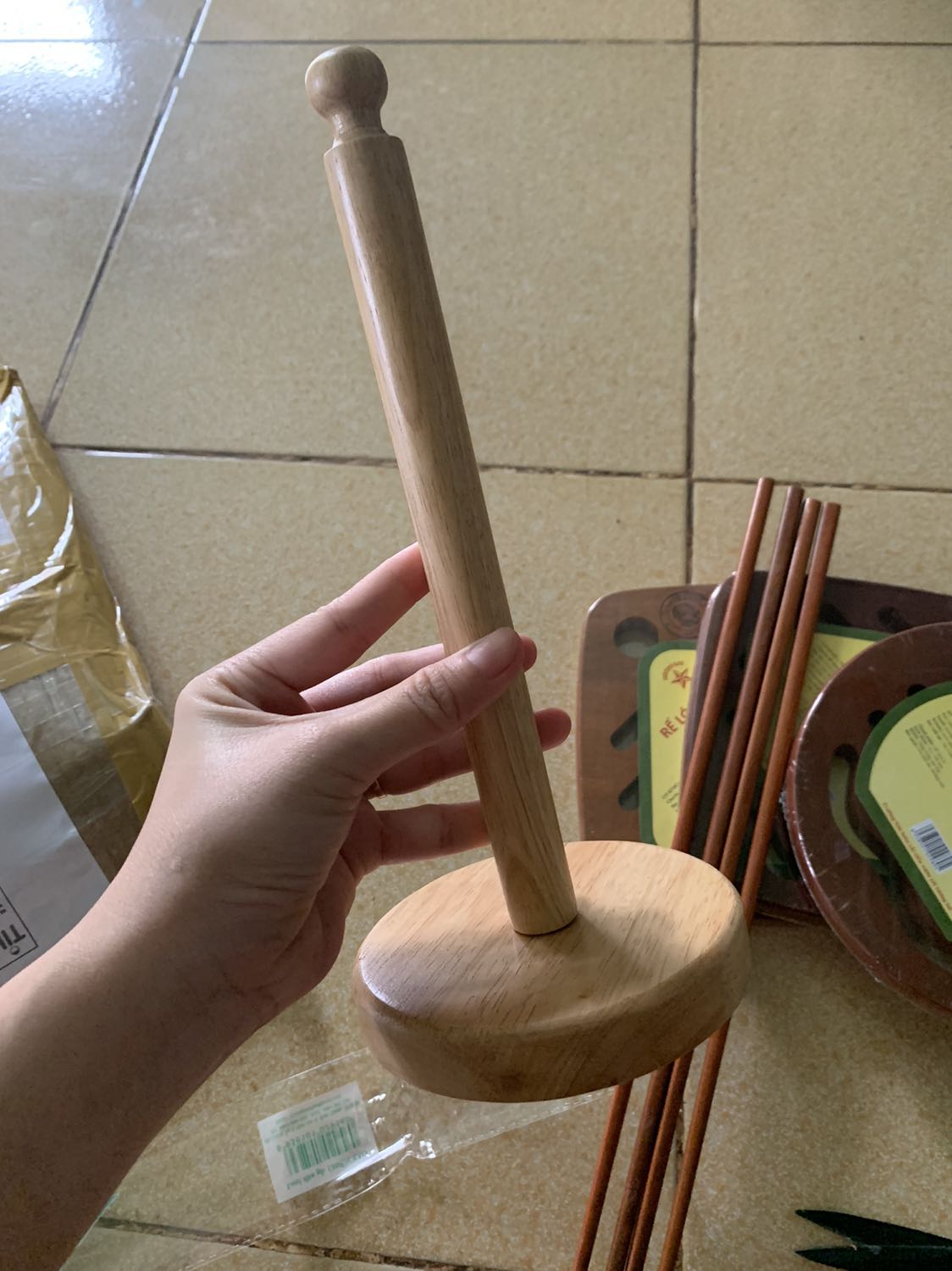 Mình mua đồ shop nhiều lần rồi, lần nào cũng ưng, gỗ đẹp kiểu gỗ nguyên tấm chứ ko phải mục gỗ hay mục cưa. Chắc chắn nặng tay. Dùng tự tin hẵn.