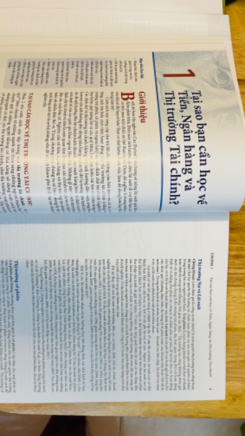 Sách từ nhà xuất bản có khác ko như bản photo giá rẻ. Chất liệu giấy trơn, bóng và in màu. Rất tốt.