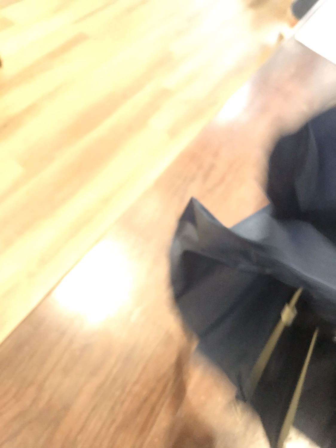 Ô dù để lâu nên bị mốc lên hay xao á. Lúc bấm để bật ô thì bị kẹt như kiểu rỉ sét. Ô hơi nhỏ. Với lại nhìn không giống hình mẫu lắm (tay cầm và nút để bấm khác trên mẫu). Tại lần trước có mua 1 lần r, dùng rất ưng ý. Nhưng ko hiểu sao lần này lại như vậy. Mong shop check hàng trước khi giao ạ. Nói chúng thì tạm dùng được. Ship đồ nhanh.