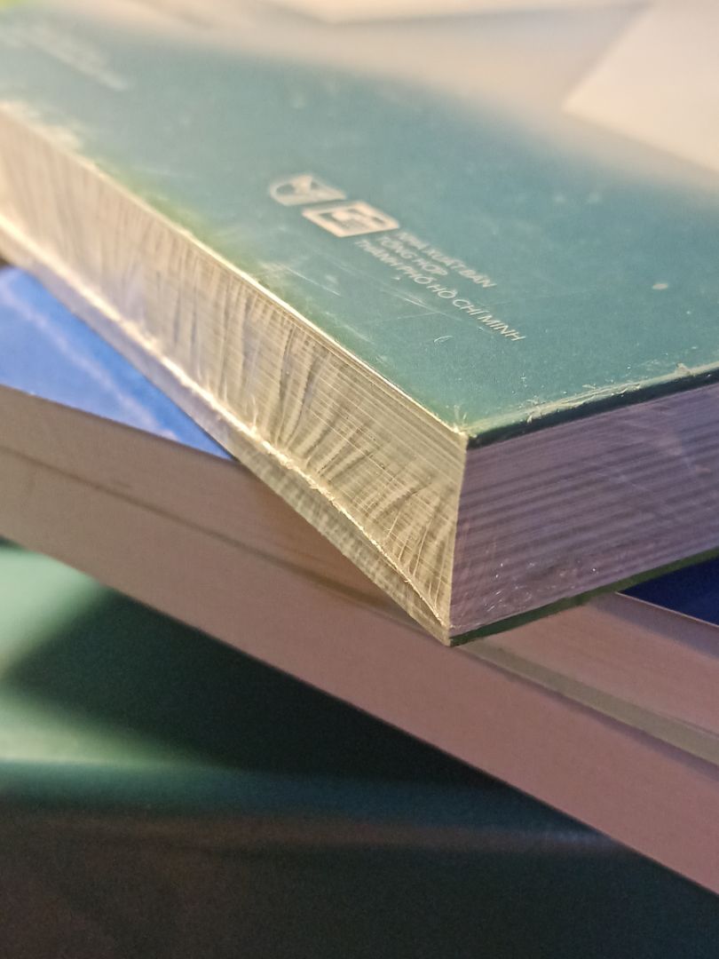 hộp hơi móp nhưng sách được bọc cẩn thận nên không sao