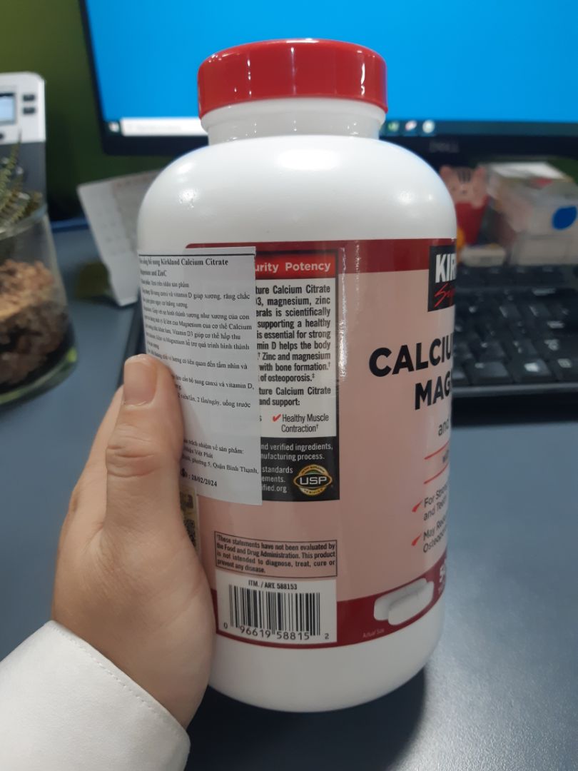 Giao hàng nhanh trong 2 giờ. Có tờ giấy cảm ơn, có thông tin bằng tiếng Việt kèm theo. Mình không thấy nắp chai được bọc nilon, mở niêm phong bên trong thì thấy còn nguyên. Chưa uống nên chưa rõ có tác dụng không.