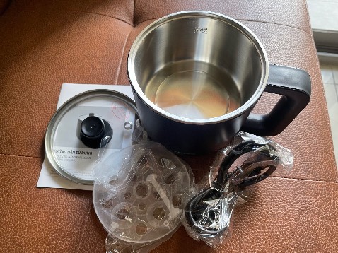 Nhỏ nhắn, vừa đủ dùng cho 1-2 người, có thêm cái nhựa để luộc trứng rất tiện, nồi được bọc nilon rồi đóng hộp rất cẩn thận.