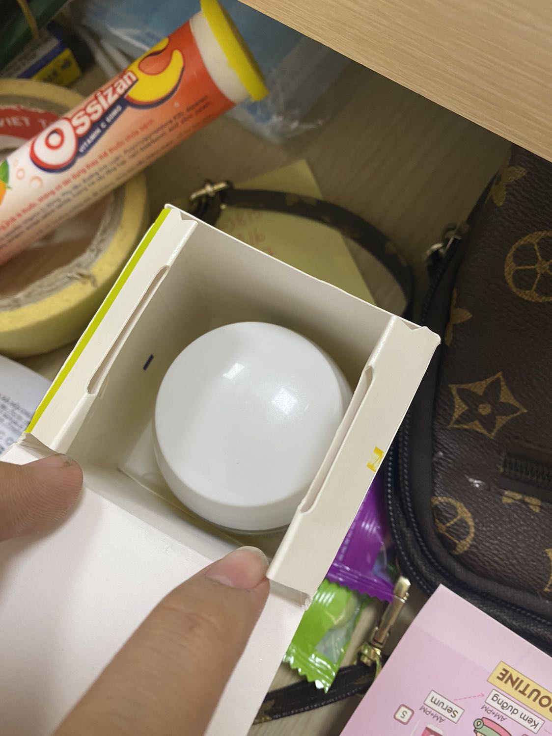 hộp đựng còn lỏng lẻo , chất kem thơm , chưa sử dụng không biết có hiệu quả không, giao hàng nhanh