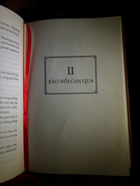 Sách được in chỉn chu, gáy sách bền, điểm trừ là NXB vẫn giữ cái dạng dây đánh dấu sách rất hay bung chỉ. Nội dung hay lắm, đọc cuốn không dứt ra được ạ 💕✨