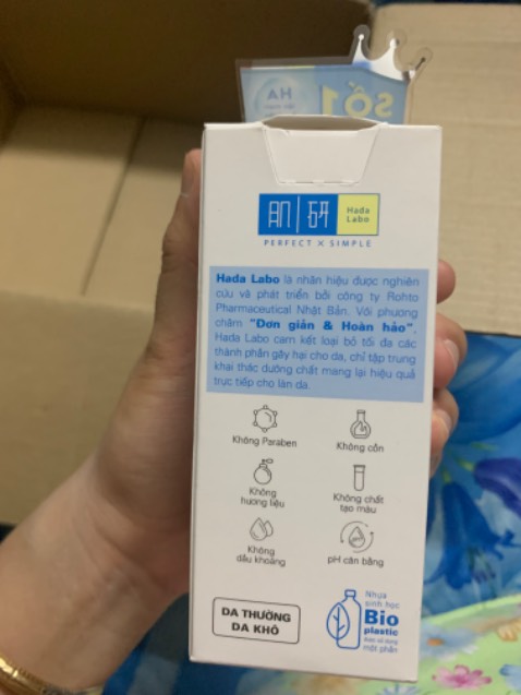 Ổn trong tầm giá. Chai nhựa. Thoa lên mặt tuy ko thấm liền nhưng có độ giữ ẩm.