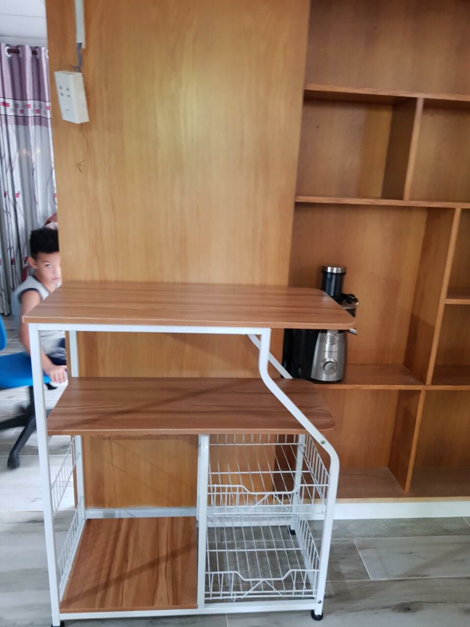 Mua cái kệ cho nhà ba mẹ để đồ cho gọn, thật sự mình thấy hài lòng ghê luôn á 
Khung sắt siêu dày, cứng cáp lắm, mình sắp xếp nồi chiên không dầu, lò nướng, lò vi sóng, nồi cơm điện. Chỗ rỗ thì để rau củ. Mình thấy rất ok
Mình mua chỗ shop 9house này lần 2 rồi, vẫn rất hài lòng. Ba mẹ mình cũng khen nữa, nói chung là okok