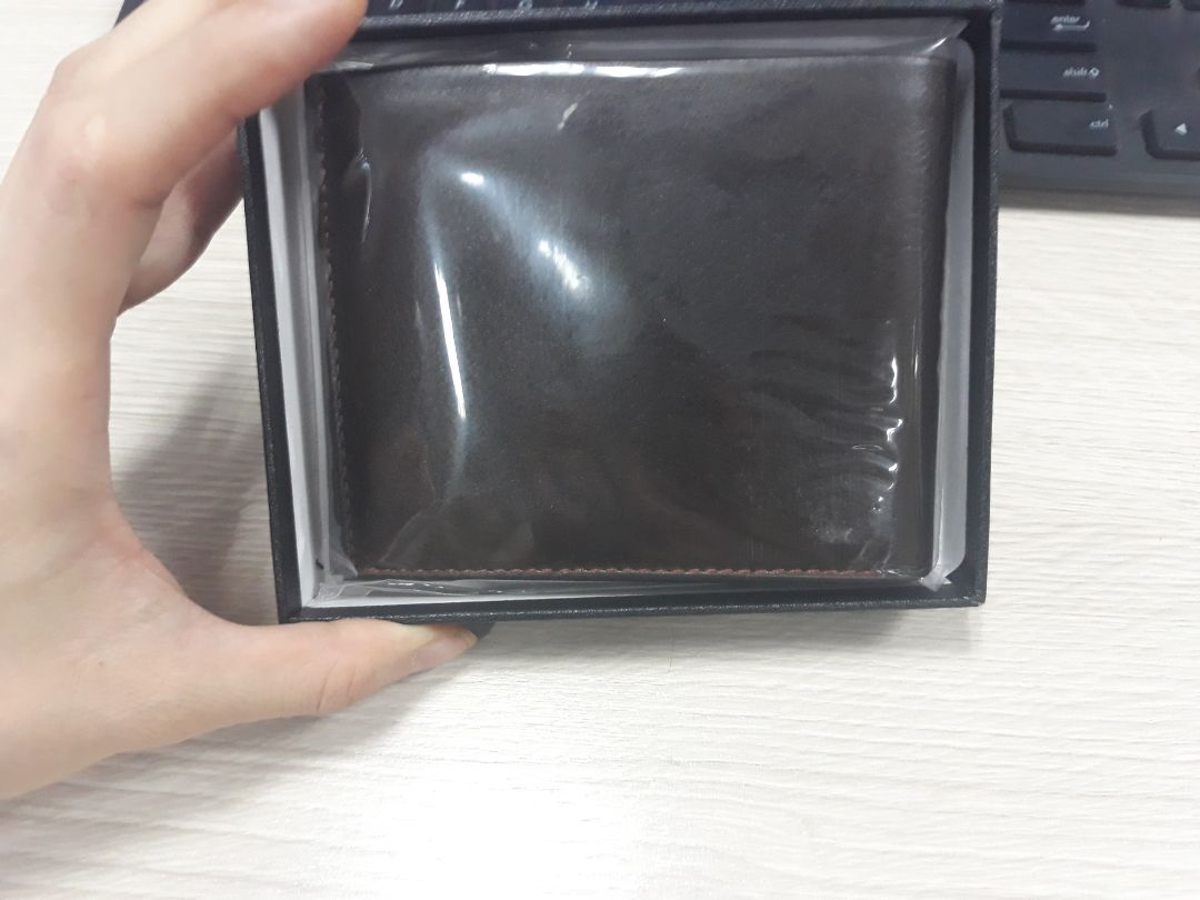 hàng như mô tả các bạn ạ. mỗi tỗi mùi hơi hôi, nhưng ví đẹp, da mềm, chất lượng ok nha