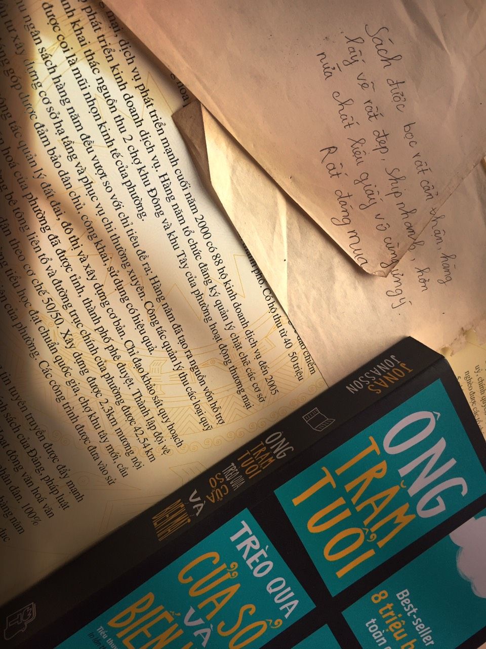 Sản phẩm rất đẹp và đáng tiền nhá .Dù mình chưa đọc hết nhưng giọng văn rất hay và hài hước giúp các bạn giải trí và cũng có kha khá bài học. Giao hàng siêu nhanh và đóng gói rất cẩn thận.( Không biết do vô tình hay hữu y mà mk được tặng 2 cái dấu trang vô cùng vui luôn.) các bạn nên thử trải nghiệm 1 lần nhá !