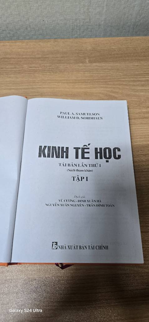 Sách in rất mờ, giấy in quá mỏng ,  in mất nét chữ rất nhiều, quá tệ. Đọc bị lóa không khác gì 1 bản photo chất lượng kém.