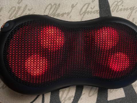 Máy sử dụng rất ok, tiết kiệm sức khi massage sau lưng, chỉ cần đặt sau ghế rồi ngồi tự lên là đỡ mỏi hẳn. Gối thì nhỏ gọn rất là nhẹ, giá cả dễ chịu. Cường độ mát xa vừa phải đủ với mình. Ngoài cường độ, máy có khoảng cái đèn hồng ngoại massage nhiệt tốt lắm. Nhìn chung, sản phẩm này khá oke. Dịch vụ Tiki tuyệt vời. Mình định mua một chiếc khác cho bố. Hi vọng sản phẩm tới cũng sẽ tốt như cái này.