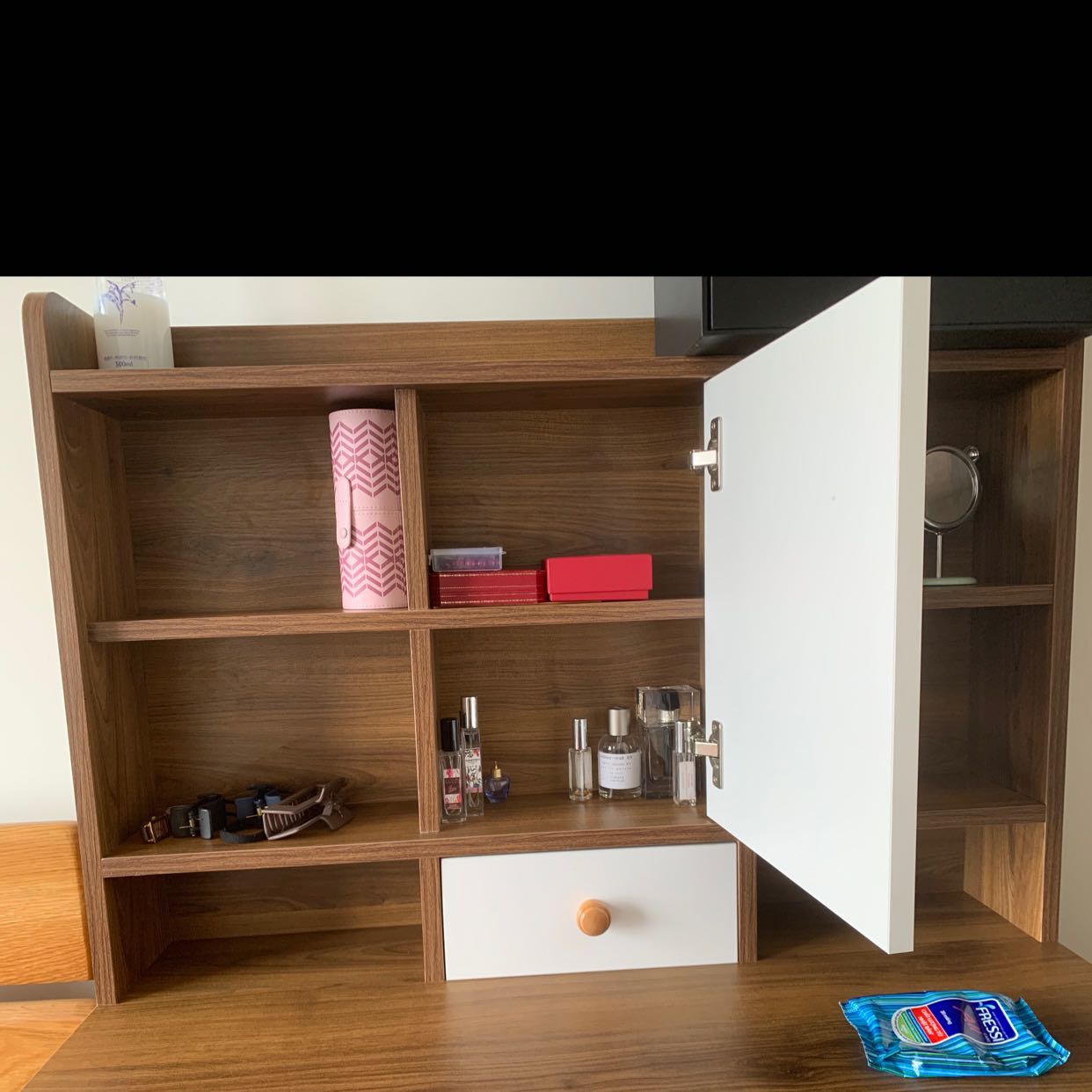 Giao hàng nhanh, lắp đặt miễn phí, anh giao hàng nhiệt tình, bàn đẹp như ảnh sản phẩm nha mng, đáng để mua