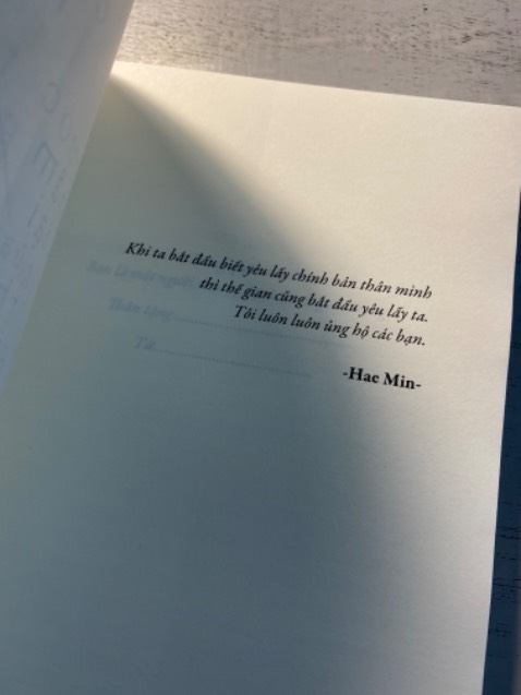 Sách mới nguyên ko bị nát 
Tiki giao hàng cực nhanh và đã được cải thiện nhiều 
Nội dung sách quá chất lượng r mn ko cần phải lo nha 
Mình mua có 45k siêu rẻ 
Cuốn sách này rất dễ đọc phù hợp vs người chữa lành á