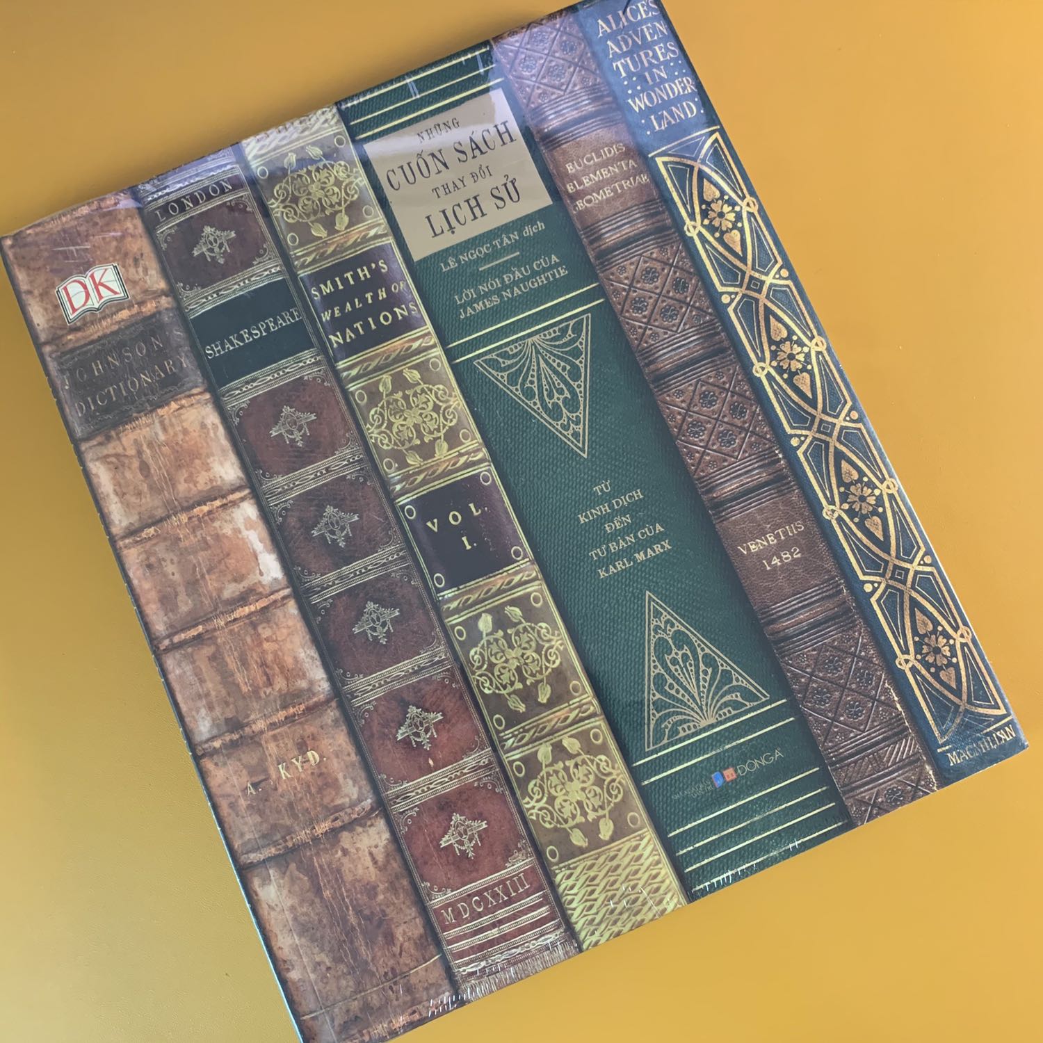 Sách mình nhận được bọc nilon chưa tháo seal. Hình thức cực kỳ ổn, tất cả sách của DK đều vậy, giấy dày và in màu. Nội dung nói về các cuốn sách trải dài từ 3000 năm trước công nguyên đến thế kỷ 20 (xem mục lục). Chỉ có tí lăn tăn về gáy sách được khâu bằng chỉ và hình như được dán bằng keo nên sợ mau bị bong ra, đa số sách màu giấy dày đều vậy thì phải.