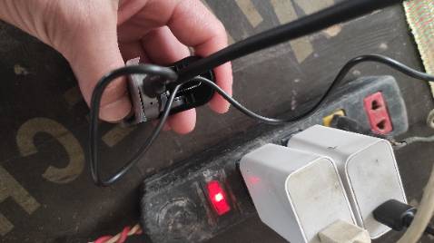 Đèn đóng gói rất cẩn thận,pin được lâu ,đèn nhỏ, gọn và sáng, mang theo rất tiện.Từ lúc lấy về Mình dùng đọc 3,4 đêm mới thấy pin yếu
 Nhưng khi sạc thì thấy không  vào pin,mình đã thử dây sạc khác vẫn không vào,giờ thì đã hết pin .
  Chắc đèn của mình bị lỗi.
   Rất tiếc cho một sản phẩm nhỏ,gọn, tiện dụng mà không sử dụng dài lâu được ! Đèn đóng gói rất cẩn thận,pin được lâu ,đèn nhỏ, gọn và sáng, mang theo rất tiện.Từ lúc lấy về Mình dùng đọc 3,4 đêm mới thấy pin yếu
 Nhưng khi sạc thì thấy không  vào pin,mình đã thử dây sạc khác vẫn không vào,giờ thì đã hết pin .
  Chắc đèn của mình bị lỗi.
   Rất tiếc cho một sản phẩm nhỏ,gọn, tiện dụng mà không sử dụng dài lâu được !