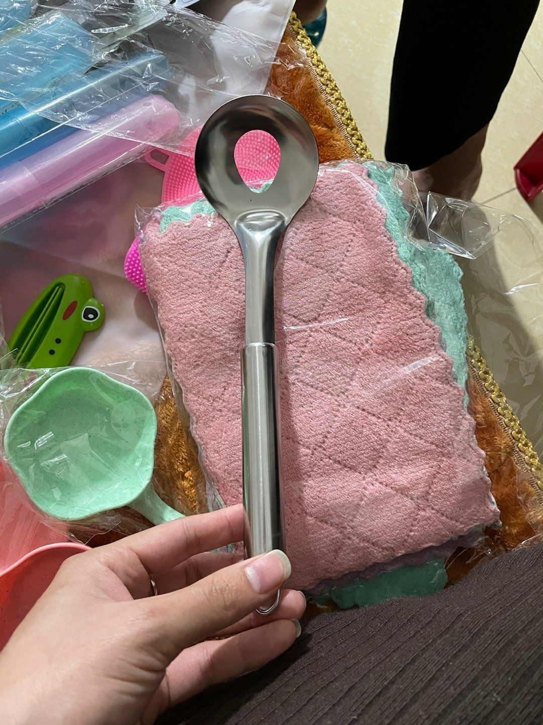 Dụng cụ cầm khá chắc tay, còn chất liệu không biết có nhanh rỉ không thì phải đợi dùng một thời gian mới biết được