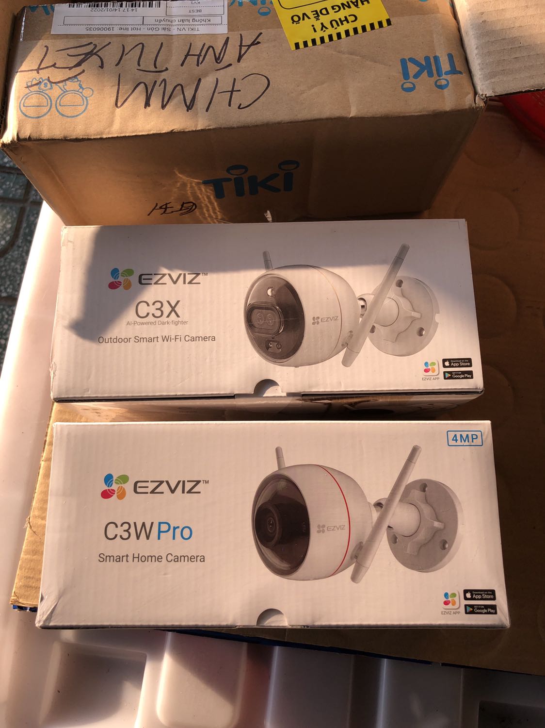 Hàng mua của Tiki Trading, do Anh Ngọc phân phối (mã F6xxx), tiêu cự 4mm - cái này ngon à, mình gắn trên lầu nhìn xuống sân, có thể zoom xa vẫn thấy rõ (nghe youtube review bảo thế chứ mình chưa *** thực tế, chỉ để trên bàn *** chức năng & hoạt động xem sao thôi). 

Ưu:
- 2 đèn Led vàng uy lực, âm cảnh báo to. 
- F 4mm: khá bất ngờ, vì cứ đinh ninh là hàng ở VN đa phần là F2.8mm như quảng cáo. Đổi lại góc nhìn bị hẹp xuống (87 độ so với 102 độ, hình như vậy). 

Nhược:
- app điều khiển khá dở, dở hơn của con C3X 1 số thứ. Có AI, nhưng ko có cảnh báo theo đường kẽ như C3X. 
- Chức năng bật cảnh báo ko bik control ra sao nữa. Tắt trên app rồi mà nó vẫn hú lung tung. Phải tắt hết, để chế độ ko còi ko đèn mới yên dc. Hy vọng bên Software cty sớm fix lỗi này. 
- 4Mpx ko khá hơn 2Mp là mấy. 
- Quay đêm: ack, chế độ thông minh có màu hay ko màu gì cũng tệ, độ nhạy sáng khá chậm, ko muốn nói là bị đơ luôn. Mình thử tắt đèn hết, rồi bật đèn lại, thì Cam chuyển sang quay ở chế độ hồng ngoại trắng đen luôn. Phải thao tác trên app thủ công mới hoạt động bthuong lại. 

Ezviz app chưa có chức năng hẹn giờ “nghỉ” - chỉ tắt ngủ thủ công. Hy vọng hãng sớm cập nhật chức năng này. 
Quay phim mình để full time, bị hãng cảnh báo có thể hư thẻ nhớ… ack, thế thì tui càng stress ***, coi cam hư trước hay thẻ nhớ hư trước, haha. 

Ah, NPP Anh Ngọc này ko bik ktra bảo hành ở đâu. Ko thuận tiện như Nhà An Toàn, có ktra online. 

Đôi lời nhận định cá nhân, xin chia sẻ cùng các bạn. Mình đang xài và *** 2 con: C3X và C3W pro 4M này. Thấy C3X nóng kinh khủng. Hixx.