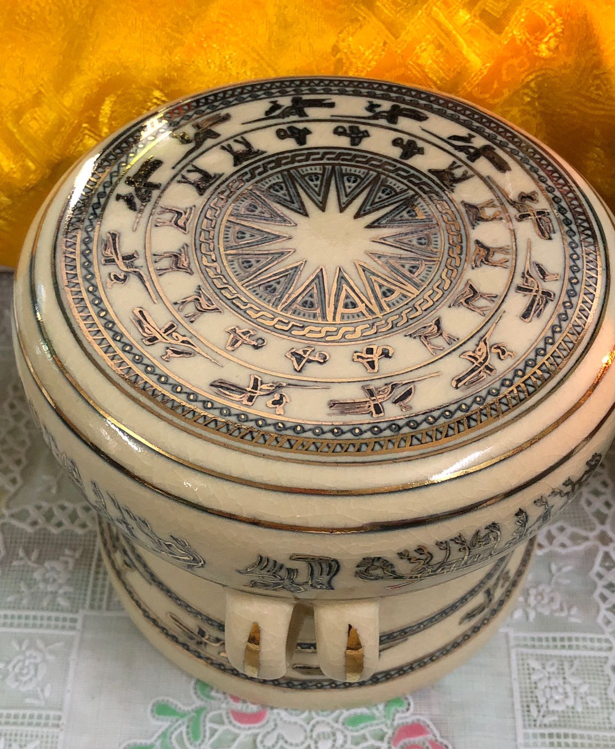 Trống nhìn trang nhã, sang trọng, đường nét thủ công sắc sảo, có men rạn nhìn giá trị, tôn vinh văn hóa trống đồng Đông Sơn cũng như nghề làm gốm Chu Đậu. Là vật phẩm giá trị làm quà biếu hay trưng trong nhà