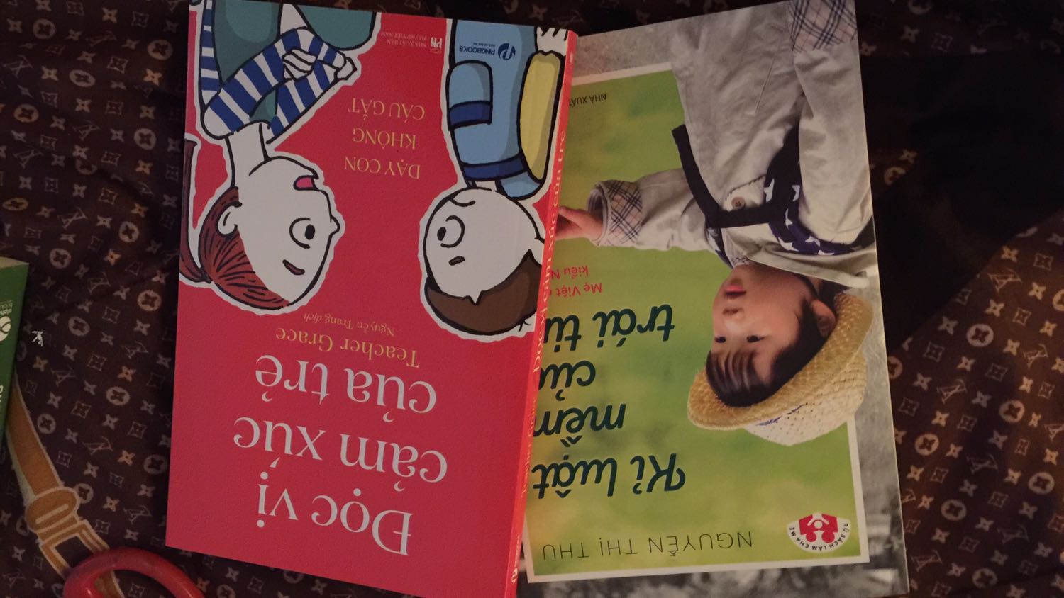 Sách đẹp . Vận chuyển k hề bị xước xát gì . Nhưng vẫn thích sách được bọc nilong kín . Cảm ơn shop