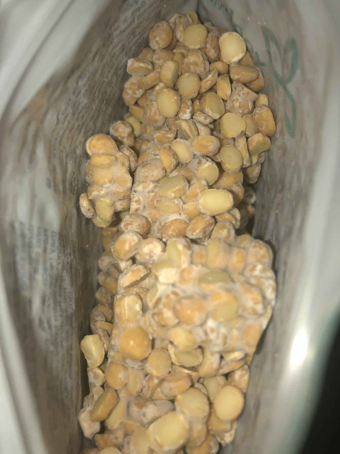 Nhà cung cấp suckhoexanh nên xem lại cách giao sản phẩm cho khách mình đặt 4 loại đậu  mỗi bịch 500g nhưng khi nhận thì 2 loại đậu đã bị mốc và mọt (đậu Hà Lan vàng và đậu gà nâu) trong khi nhìn hạn sử dụng vẫn còn.