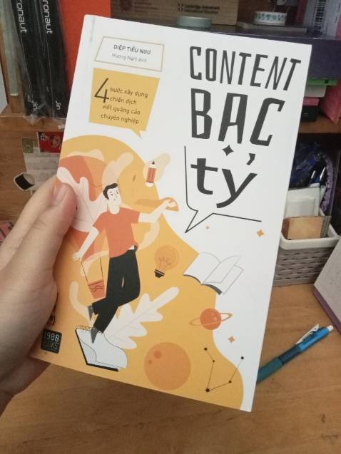 Sách về khá đẹp, nhưng bị vệt xám gần gáy sách và cái màng bọc trông kì kh khác gì màng bọc thực phẩm =)) hàng giao nhanh, ổn đẹp nha.