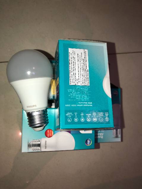 Đèn rất sáng, gắn thử không có hiện tượng giật, lập lòe như các loại đèn led giá rẻ khác khác đúng với câu "Tiền nào của nấy". Hàng chính hãng có tem nhập khẩu nên yên tâm về chất lượng. Shop tư vấn nhiệt tình, chu đáo, thông báo luôn cả tình trạng đơn hàng để người mua theo dõi. Cảm ơn Shop sẽ ủng hộ trong tương lai!