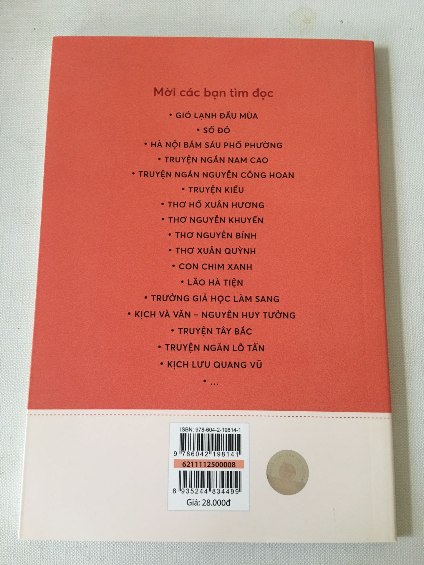 Tiki giao hàng siêu nhanh. Sách hay bìa xinh, nhỏ gọn, rất đáng mua nhe.