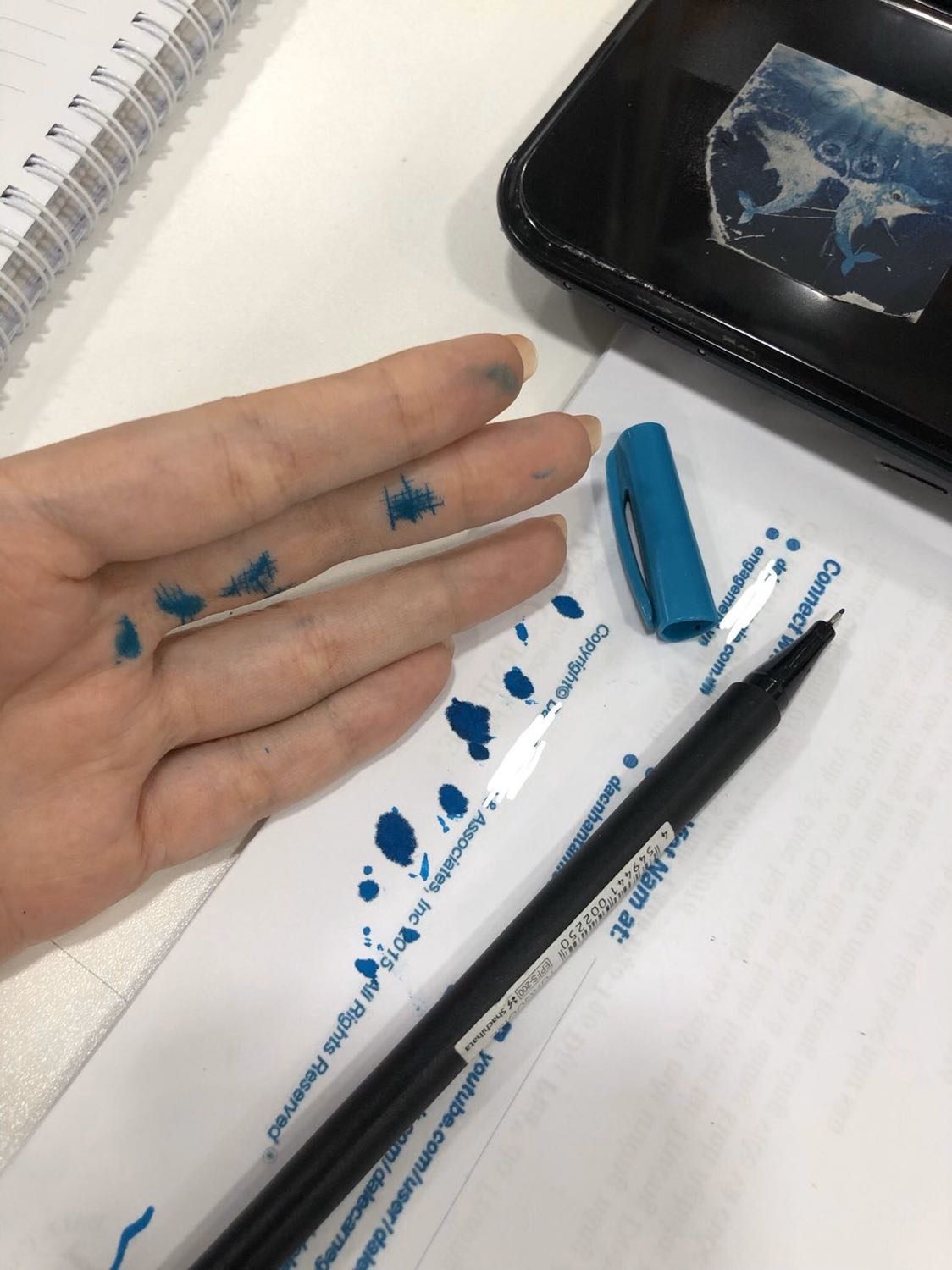 Mực chảy ra rất nhiều ở nắp bút và khi viết. Mấy lần trc mình mua thì ko bị như vậy. Vui lòng đổi giúp mình.