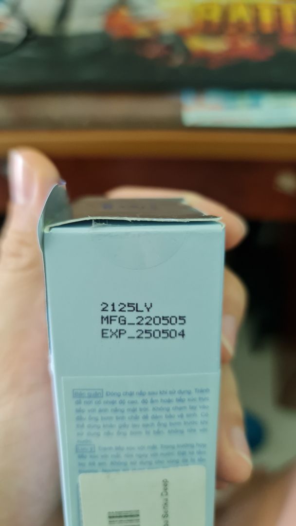 e chưa biết chất lượng sản phẩm như thế nào nhưng shop đã giao cho e 1 sản phẩm hộp thì tem mạc bị xé rách, tem niêm của hộp cũng ko nguyên vẹn, chai thì bị lưng chừng. 1 sản phẩm đến tay người dùng thế thì sao ngta dám dùng :)