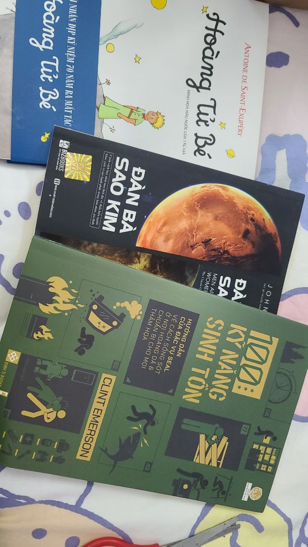 sách giao nhanh, nội dung gồm nhiều kĩ năng trong cuộc sống, cả kĩ năng hàng ngày lẫn kĩ năng khi cấp cứu. nói chung đáng mua