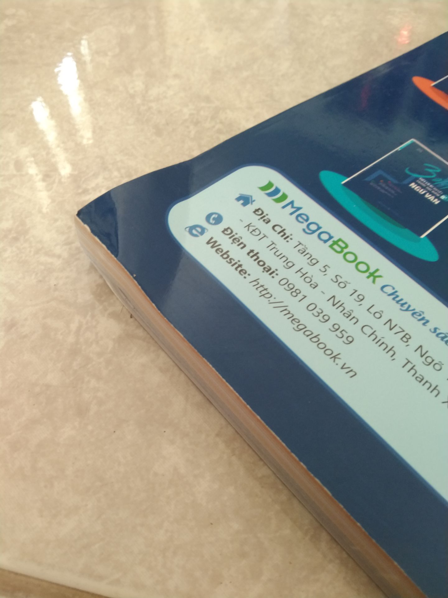 lần đầu tiên mua trên tiki mà thất vọng vậy, gáy sách siêu bẩn như nhúng bùn, góc sách thì móp, vỏ hộp đóng gói chắc chắn, không bị hư hại nên chắc chắn là do bên shop chứ không phải do giao hàng