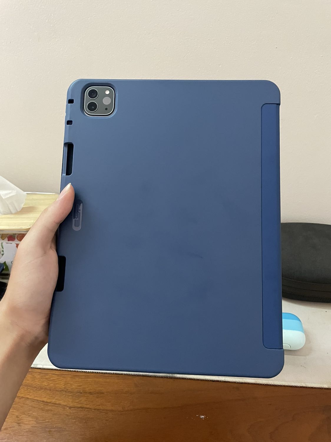 Chất lượng hoàn thiện tốt, cầm rất thoải mái. Tuy nhiên phần bề mặt có phần hơi bám mồ hôi mỗi khi mình dùng.