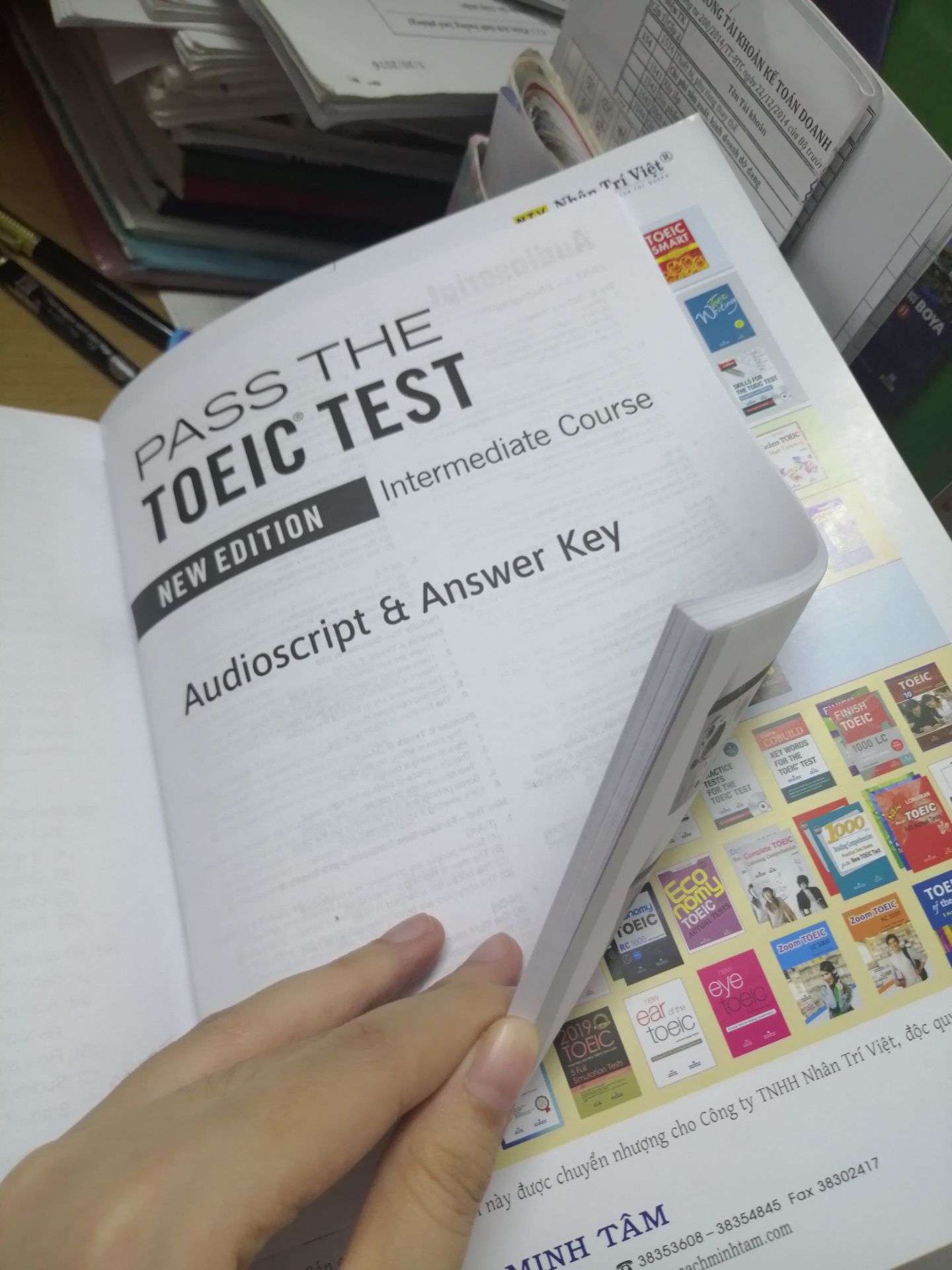 Giấy của sách đẹp, mịn, in nét rõ ràng. Phần scripts với đáp án nằm trong 1 quyển nhỏ phía sau sách. Sách không kèm cd nhưng có thể tìm file nghe trên mạng khá dễ dàng. Mua được ở đợt sale 91% nên giá rất rẻ, siêu ưng.