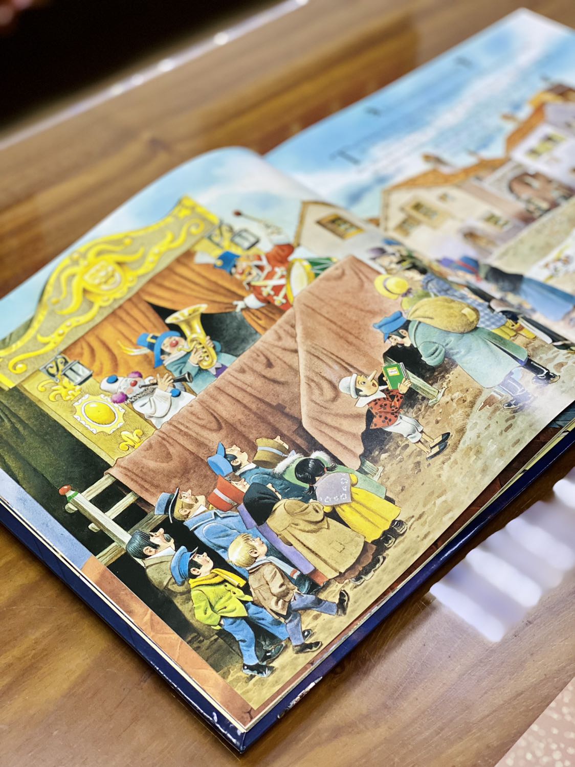 + Nhà bán giao hàng siêu nhanh. Mình đặt hôm trước mà hôm sau đã nhận được hàng. Phần đóng gói ổn, sách được bọc màng co phẳng phiu, nguyên vẹn. 
+ Sách bìa cứng, khổ vuông, to; sách được in màu toàn bộ trên giấy bóng, chất lượng giấy dày dặn. Mình thích nhất là phần minh họa, nét vẽ đẹp, cổ điển và chi tiết. Mỗi trang mình đều ngắm hình vẽ rất lâu. Nhìn chung mình cực kỳ hài lòng về hình thức và nội dung, đặc biệt là sách còn giảm giá khá sâu so với giá bìa nữa.