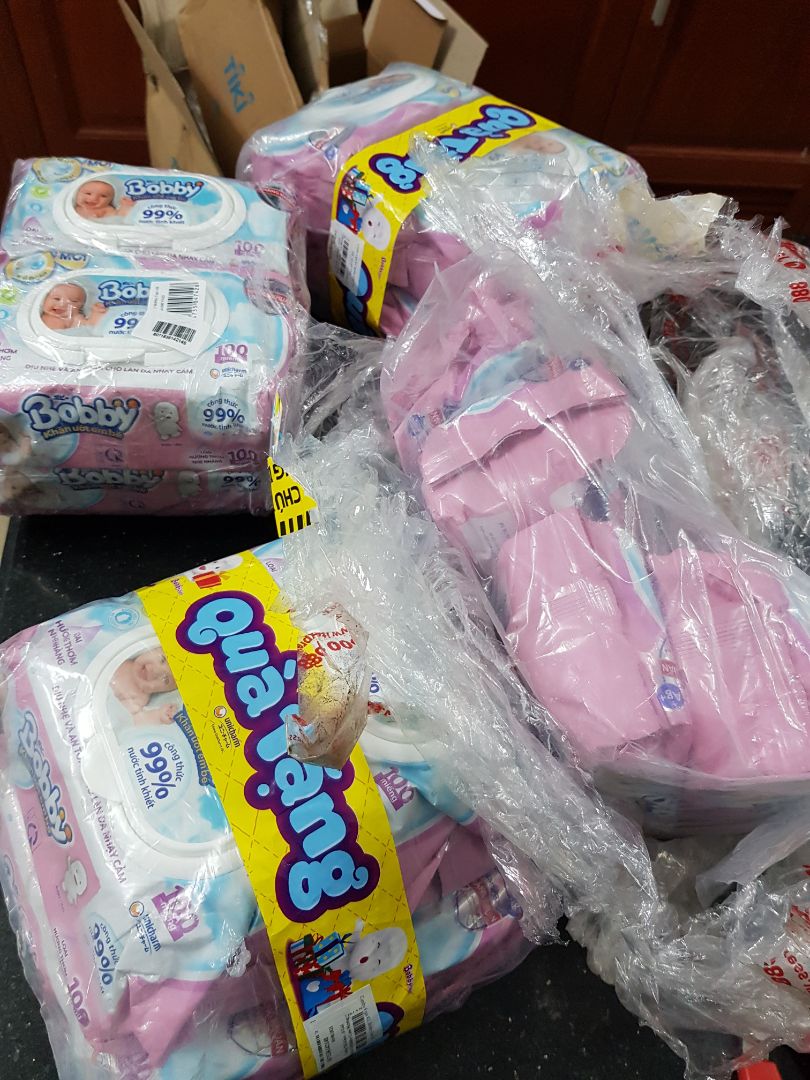 Tiki giao hàng thiếu 1 combo khăn ướt. Mua 5 gói chỉ giao có 4 gói thôi. Các bạn kiểm tra và ship bù 1 phần còn thiếu cho mình.