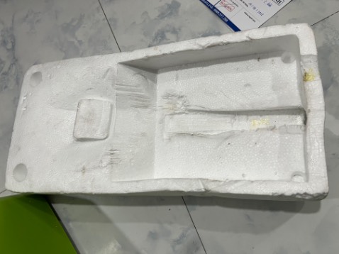 Hàng mới nhận nhưng thùng nhìn cũ, bên trong máy nhìn giống hàng thanh lý. Không giống máy mới. Cố đổi lại được không?