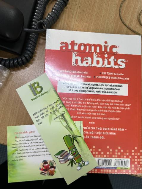 Đóng gói rất cẩn thận, lần đầu mình thaasy1 shop bọc hàng mà (bọt biển) để bọc nhiều như thế. Sách cũng có bọc mới, new 100%