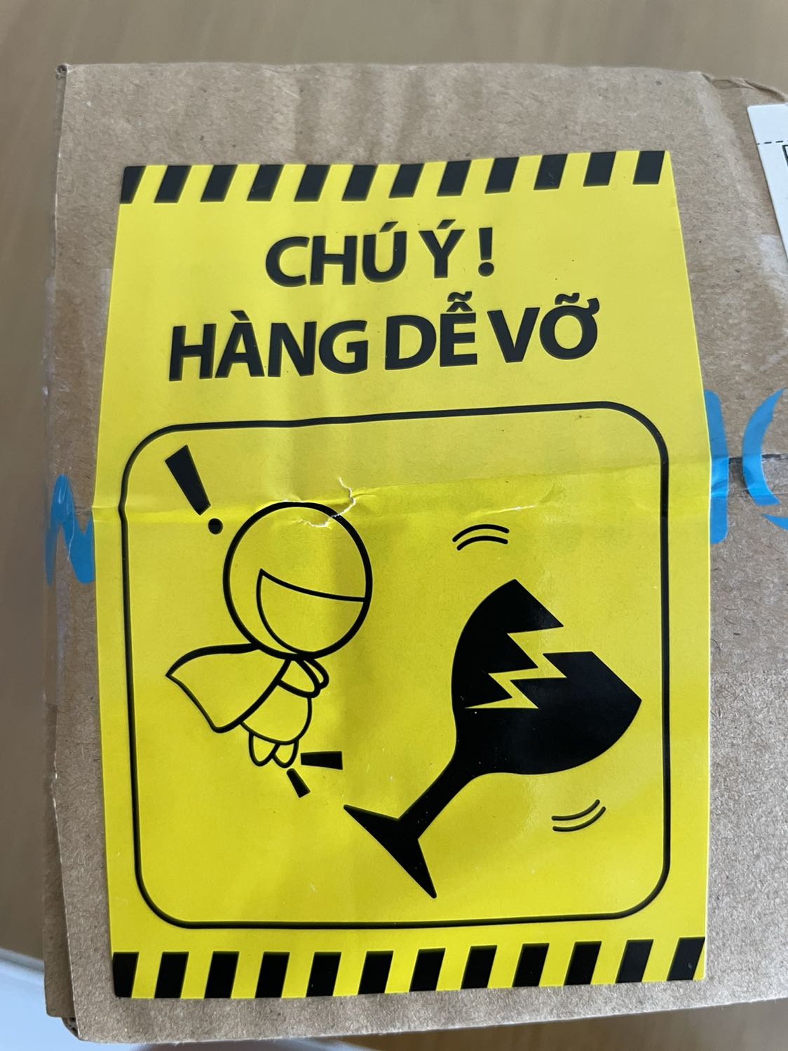 Hàng được đóng gói cẩn thận. Mỗi loại đều có code để kiểm tra hàng thật/giả trên bao bì. 
Kem chống nắng Mild Milk mình đã sử dụng hết 1 chai rồi và thấy rất hài lòng. Lần này mua được tặng thêm chai sữa rửa mặt nữa và giá rất tốt. 
Nên dùng kem/dầu tẩy trang cuối ngày để làm sạch lớp kem chống nắng.