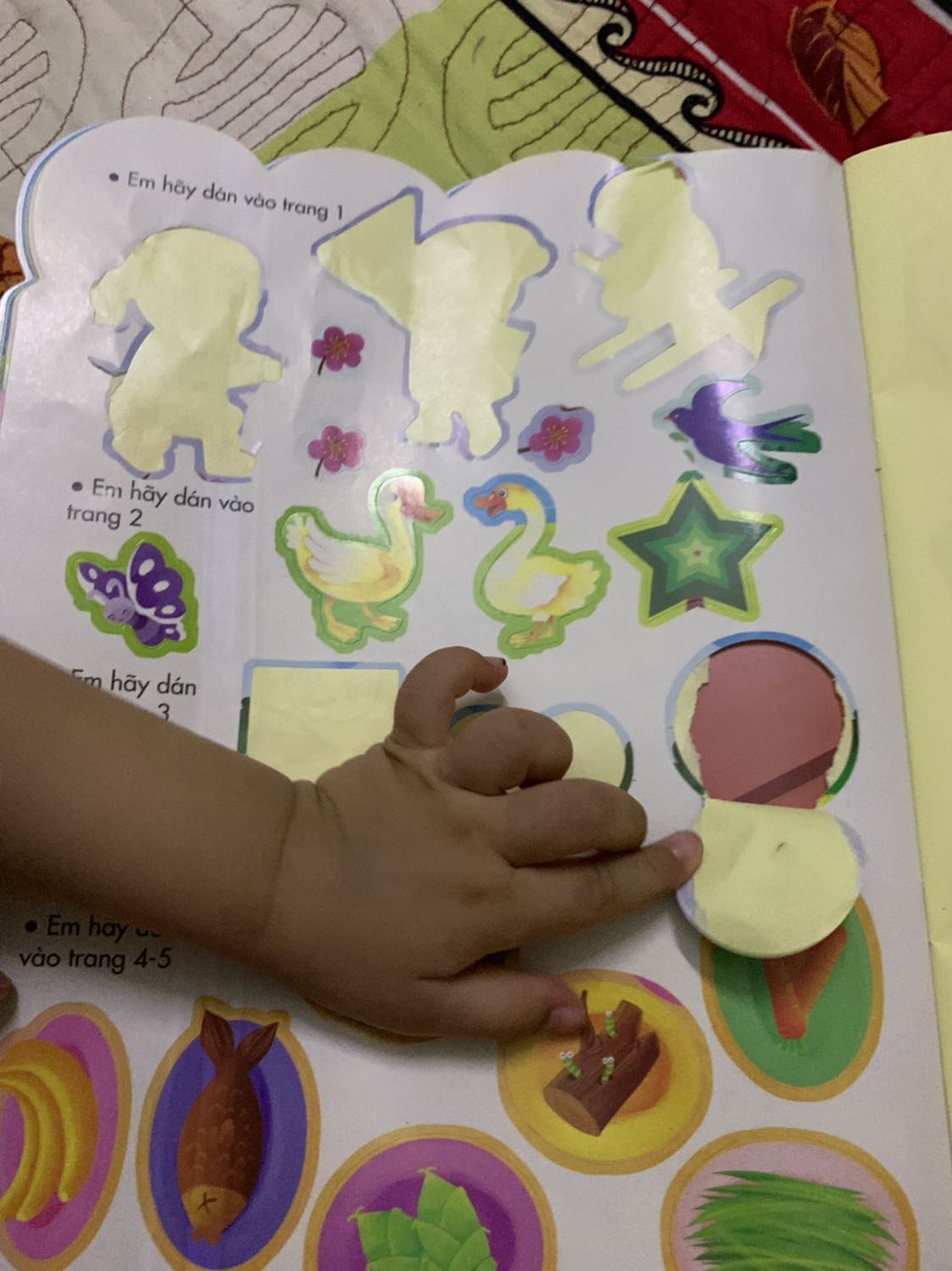 Miếng bóc dán mà ng lớn gỡ còn rách huống chi trẻ con. Ba mấy tuổi đầu ngồi kiên nhẫn gỡ mà hình nào rách hình đó, thua xa các tác phẩm của nhà xuất bản Mỹ thuật