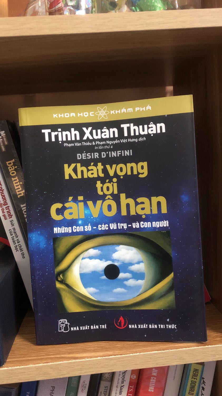 Về hình thức: Sách mình nhận được không bị lỗi gì, giấy tốt, sách có những trang ở giữa in màu rất đẹp. Về nội dung: tác giả cho mình một cái nhìn khái quát về sự vô hạn, con người đã từng đối diện với cái vô hạn như thế nào. Nói thật phần đầu quyển sách mình đọc rất lâu do nó có những kiến thức về Toán học. Xuyên suốt nội dung thì có những chỗ mình phải dừng lại nghiền ngẫm mới hiểu. Cái này chắc không phải tại tác giả mà do mình chưa hiểu thôi.