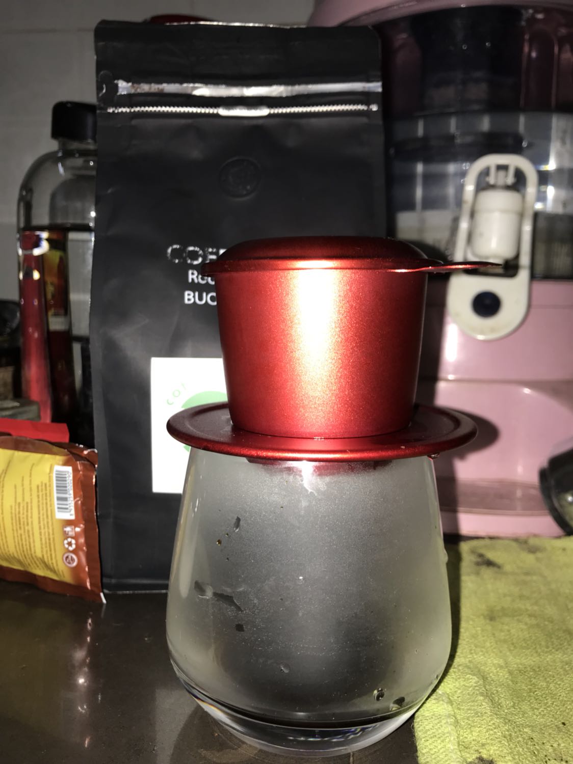 Vị chua nhiều, mình không thích mấy. Mình uống đen pha phin
bỏ xí đường , tưởng uống cà phê trái cây
Lạ miệng, mình không sành uống cà phê, uống vì thích uống, ngày khoảng 5 lần pha.
thế thôi
Đóng gói tốt, giao nhanh, chủ shop nhiệt tình dể mến, chúc em mạnh khoẻ , vượt qua đại dịch . Đặt thêm mấy loại khác về thử cho biết. Phin đẹp, hạt cà phê k lọt qua phin nhiều như higdlan cf và trung nguyên. Bữa nào tặng chị cái phin ngầu ngầu nhen.