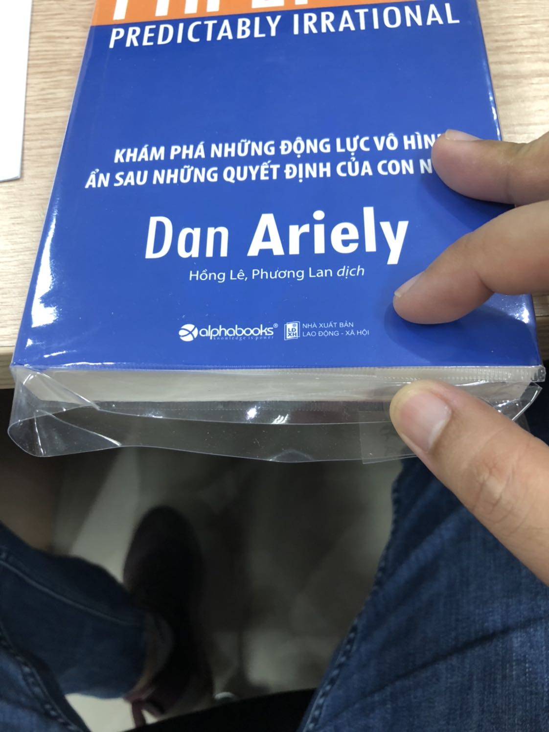 Mình thấy hơi bị bất ngờ vì người bọc sách và người đóng gói rất “có tâm”. Miếng bọc sách chưa hoàn thiện mà vẫn lấy dùng và gửi sản phẩm cho khách hàng.

Về tốc độ gửi hàng nhanh thì vẫn rất ok.
Dịch vụ bọc sách mình dùng nhiều lần rồi, đều ok cả, nhưng lần này thì mình đánh giá thấp.