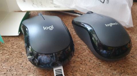 Bên trái là mới mua của shop, bên phải mua ở *** hồi đầu năm, mua thêm 1 con để khỏi cầm đi cầm về. Mà đều là M220 silent mà cùng kích thước còn bố cục mặt sau lại thấy khác nhau (2 con cùng model khác năm sx thì đổi logo chứ nhà SX nào rảnh lại đi đổi lại thiết kế chứ?), coi tem thì thấy các thông số cũng khác nhau luôn (thể hiện ít thông tin hơn).
Mới dùng thì tạm thời cũng chưa có vấn đề gì, còn vài bữa thì tất nhiên ko thể đổi trả được nữa cho nên là cũng OK