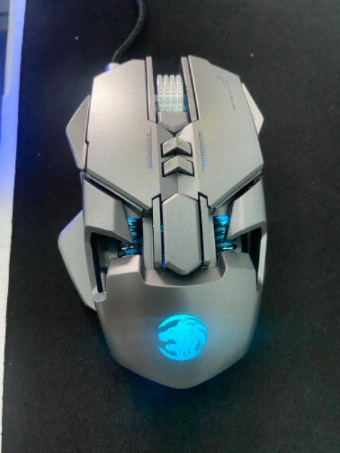 Chuột chạy nhanh và êm, phù hợp so với bàn tay, sản phẩm mẫu mã đẹp như robot biến hình :)) đèn đổi màu liên tục