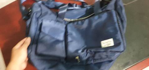 Sản phẩm trong mức độ chấm nhận được. Mua trên tiki xong thì có mấy chị người quen chuyên bán đồ online bán chính xác loại này có 180k, thấy bị hớ quá.
Tui mỏng, không được cứng - để nhiều đồ kiểu bị biến dạng túi, được cái cũng tiện, dễ xách.