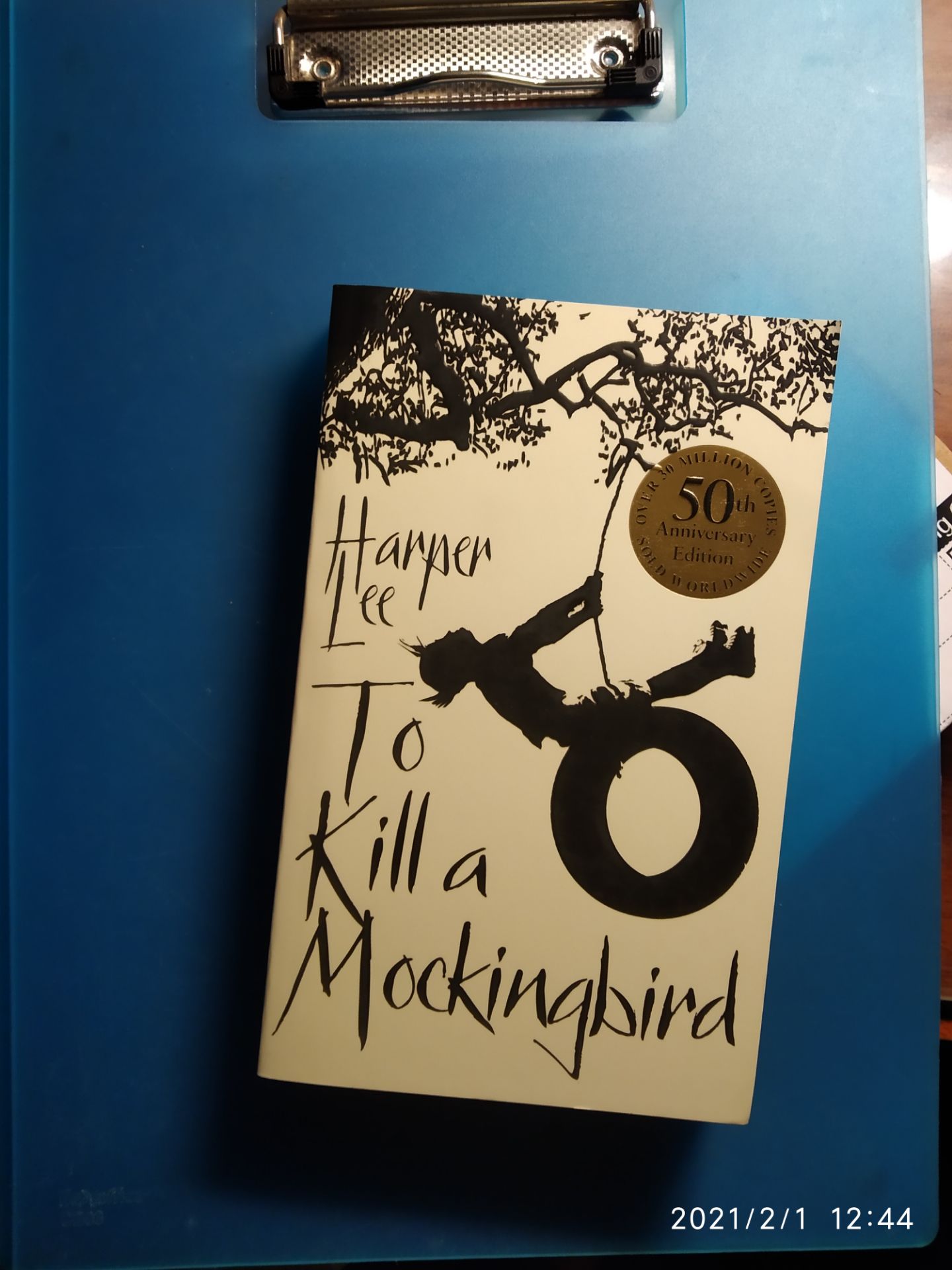 tiki giao hàng nhanh khỏi bàn rồi, sách dày nhưng nhẹ, giấy hơi mỏng xíu, sách của mình k đc bọc bên ngoài chỉ cho vào hộp nên góc bìa hơi cong xíu. chị shipper nhiệt tình dễ thương lắm luôn. nói chung là sách chất lượng ổn. mình đọc cuốn này rồi h mua về trưng thôi nội dung khỏi chê luôn ạ