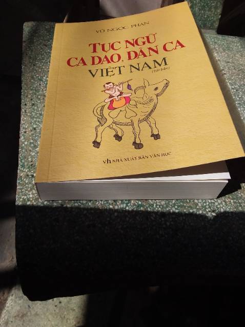 Mua bìa cứng giao bìa mềm là không đúng