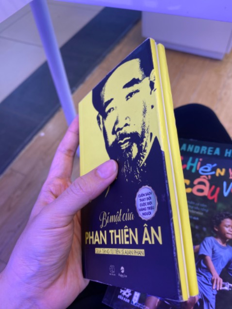 Cuốn sách nhỏ nhỏ xinh xinh chứa đựng những triết lí đc đúc kết lại. Đây là cuốn phóng tác lại từ cuốn “Người bán hàng vĩ đại nhất TG” nên ai thích ngắn gọn xúc tích bỏ túi đem theo người thì mua cuốn này 😗 ai thích đọc chiêm nghiệm kĩ hơn thì mua cuốn kia nha :)))