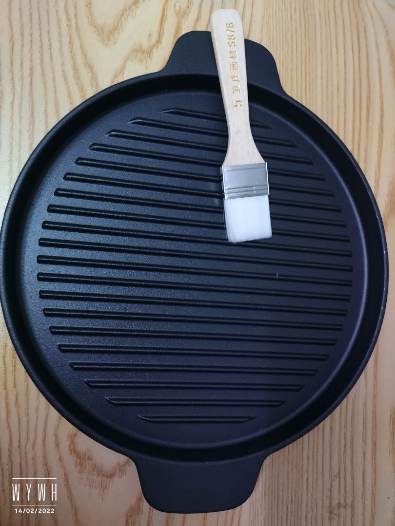 chảo dày dặn chắc chắn, vẫn phải dùng giấy bạc mới nướng ok đc