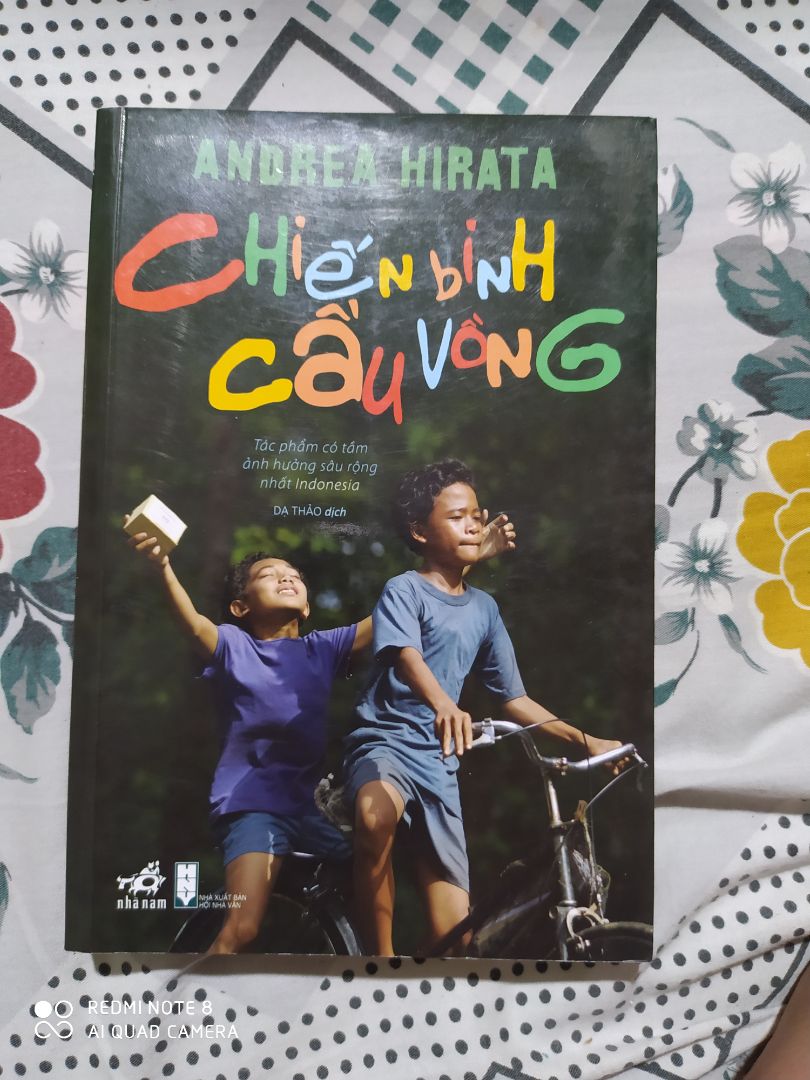 Một tác phẩm cực kỳ hay và đầy tính nhân văn. thật sự khi đọc xong chương thứ 48 tôi đã khóc, khóc vì những ước mơ vẫn còn giang dở của đội CHIẾN BINH CẦU VỒNG, đặc biết nhất là Lintang- 1 thiên tài hiếm có vượt lên nghịch cảnh để hoàn thành giấc mơ của mình và của chính cha mẹ cậu. Để rồi đến cuối cùng cậu hoàn thành lời hứa thứ 3 của mình với cha nhưng còn ước mơ trở thành nhà toán học thì sao... mọi thứ đã không còn như xưa nữa...chỉ là hồi ức mà thôi. Quá đó mà nghiêm khắc phê phán, căm hận " chủ nghĩa thực dụng" trong xã hội :"Trường học ngày nay không còn là nơi để xây dựng nhân cách, mà là một phần của kế hoạch tư bản làm giàu và nổi tiếng, để khoe khoang học vị và có quyền lực." Thật tiếc cho cả một thế hệ học sinh như Lintang, Mahar, Ikal,...mãi yêu:)