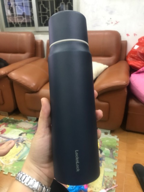 Thật sự bất ngờ vì Tiki giao hàng quá nhanh. Mình đặt lúc 1h sáng mà 9:30 đã nhận được bình về tay. Đóng gói rất cẩn thận, ngoài hộp của sản phầm, Tiki còn đóng thêm 1 hộp carton ở ngoài tránh móp méo nữa! Rất hài lòng về dịch vụ. Bình thì đẹp, cầm chắc tay. Cảm ơn Shop, sẽ còn mua thêm đồ của Shop nữa.